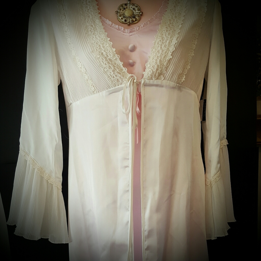 Madison Studio Romantic Robe - Picture 3 of 5